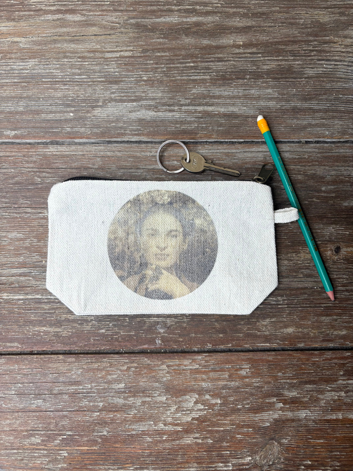 Pochette vintage ornée d'un portrait de Frida Kahlo, style rétro
