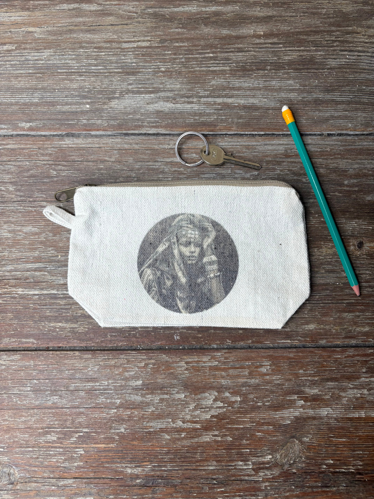 Pochette vintage ornée d'un portrait de femme aux bijoux, style rétro