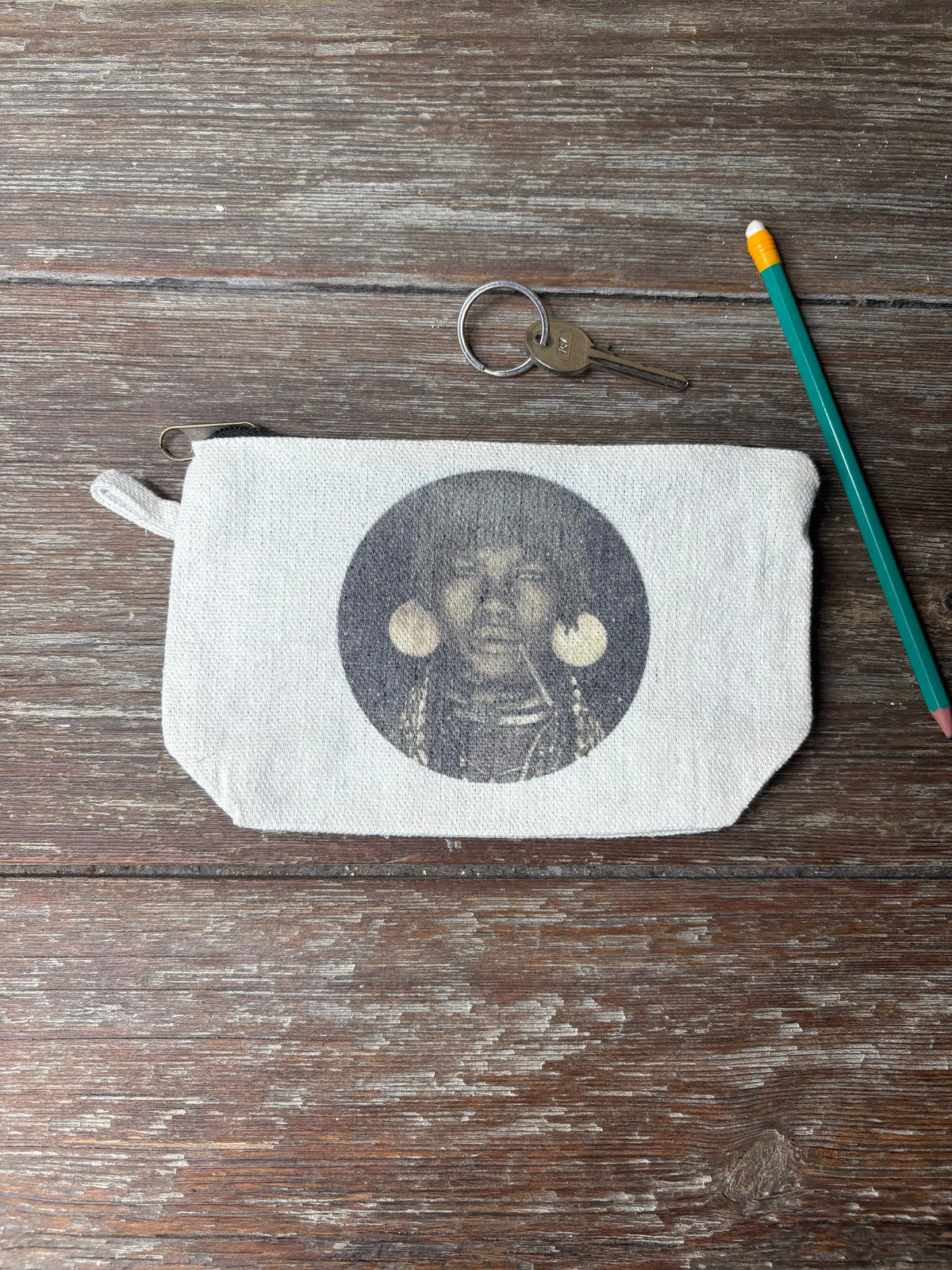 Pochette vintage ornée d'un portrait de jeune homme, style rétro