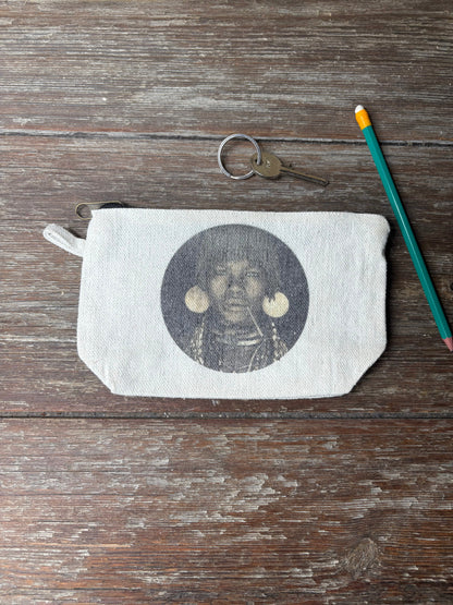 Pochette vintage ornée d'un portrait de jeune homme, style rétro