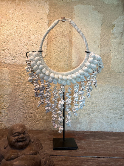 Collier décoratif présenté sur socle