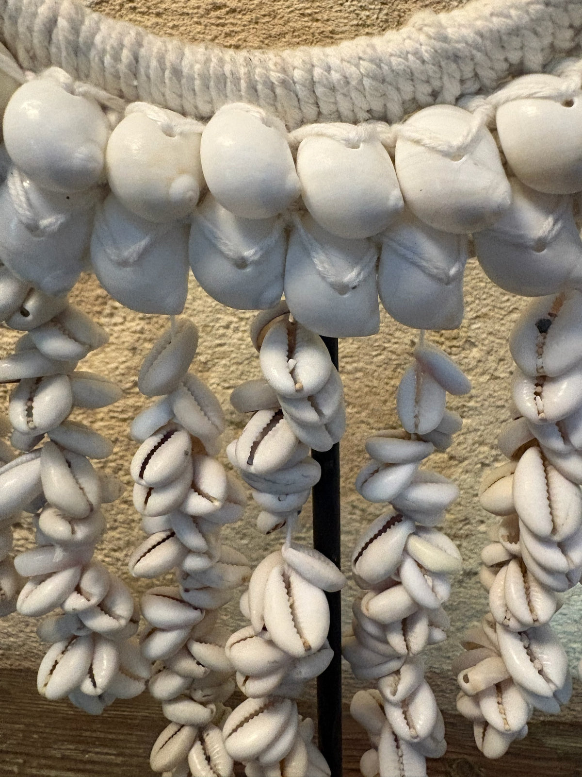 Collier décoratif sur socle, vue détaillée