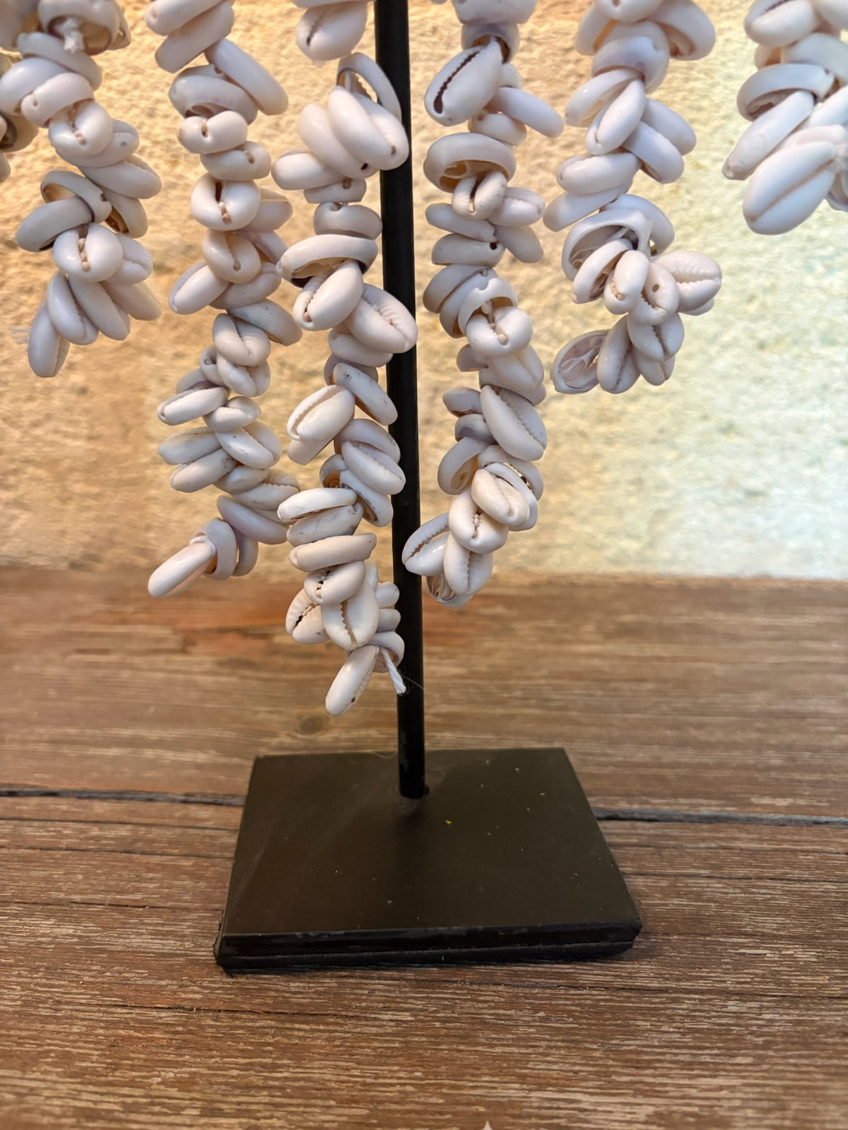 Collier décoratif sur socle, vue d'ensemble