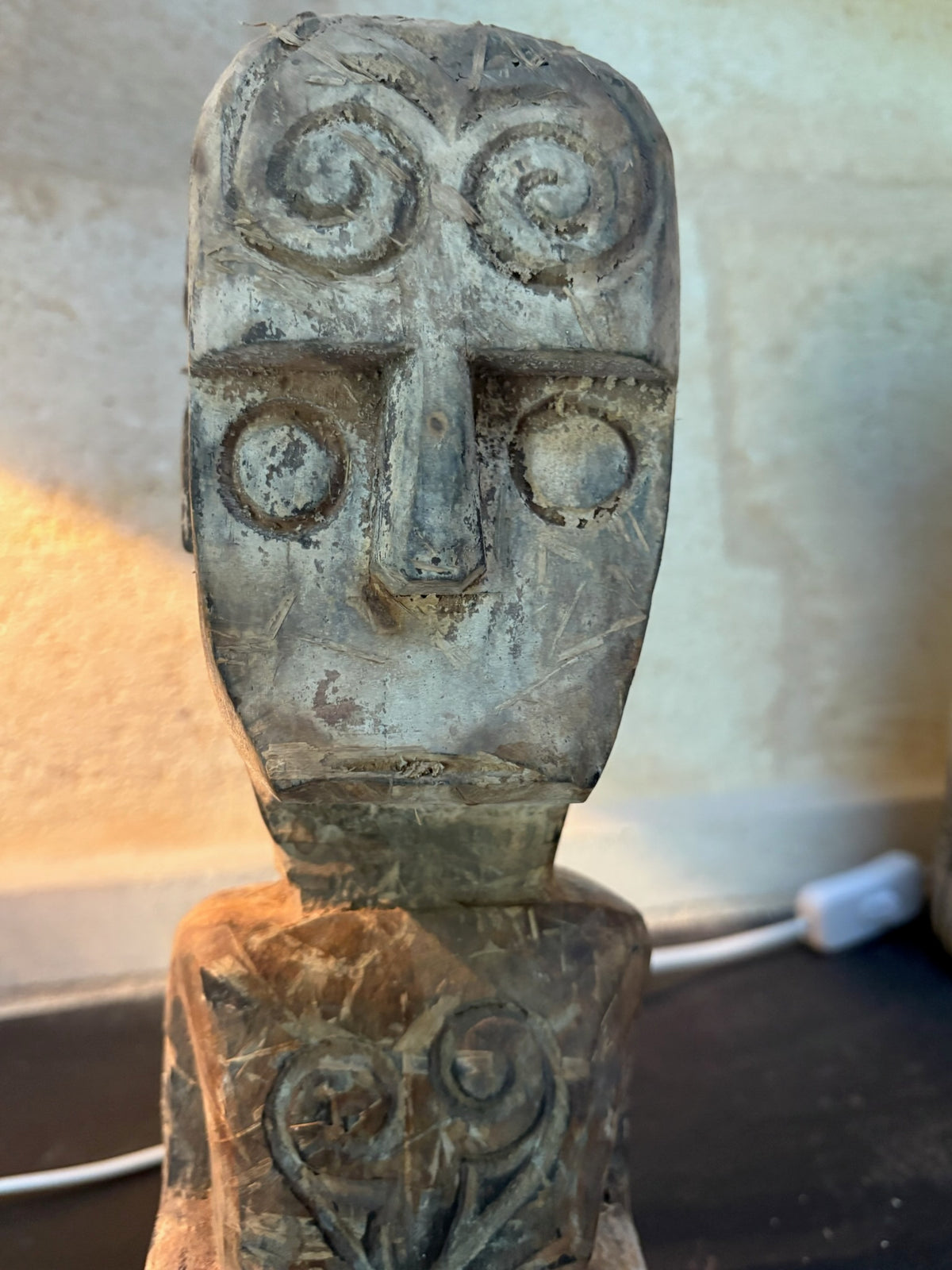 Statuette « l'observateur » en bois, vue détaillée