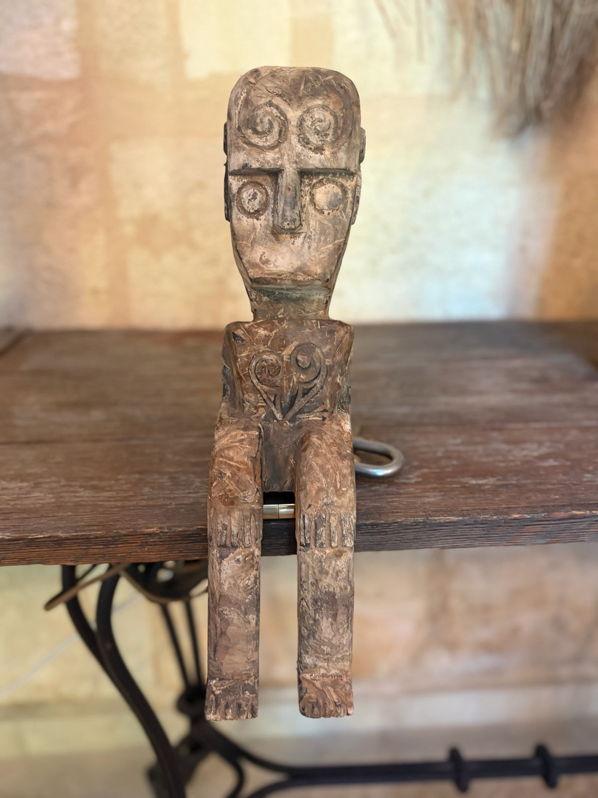 Statuette en bois « l'observateur », vue d'ensemble